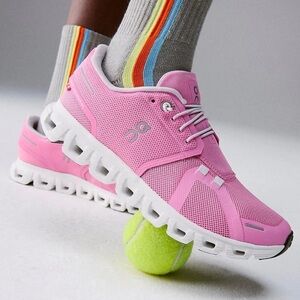 On Running Women’s Cloud 6 Sneaker in Raspberry/White sz 8.5 New in Box